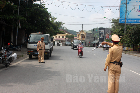 Lực lượng cảnh sát giao thông tăng cường tuần tra, kiểm soát trên các tuyến đường.
